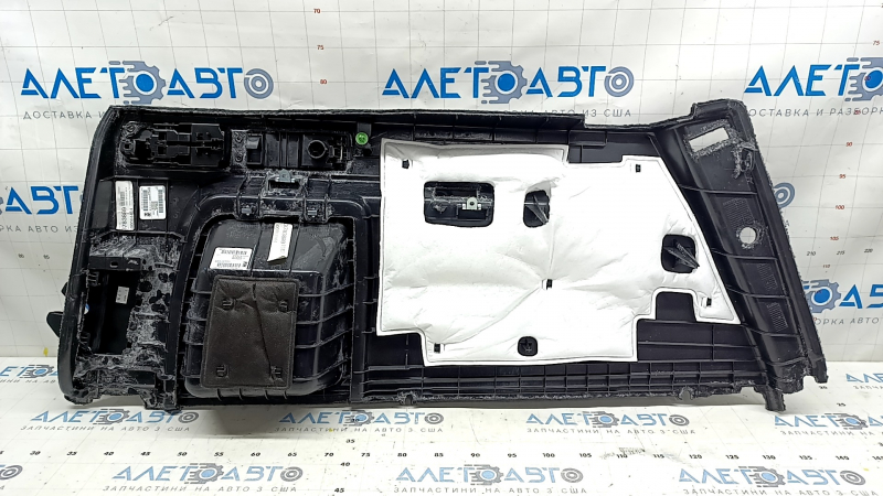 Обшивка арки задняя правая в сборе BMW X5 G05 19-21 черная, цельная, с крышкой, с ручкой откидывания сидения, с накладкой замка, царапина