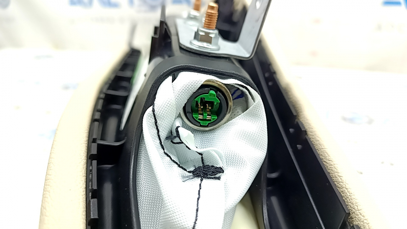 Крупный план разъёма подушки безопасности для BMW X5 G05, состояние без дефектов.