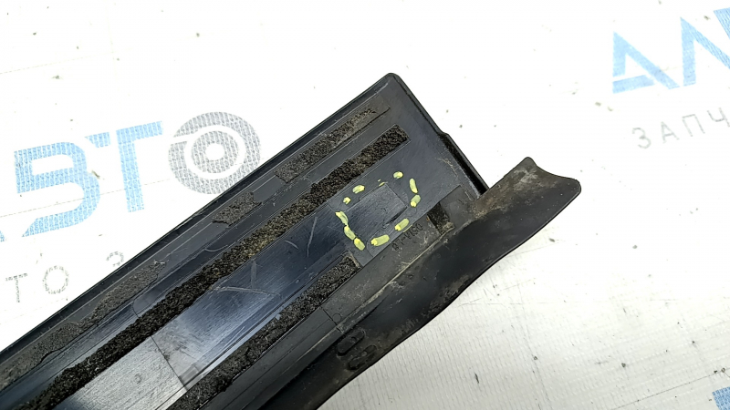 Накладка двери боковая задняя левая Toyota Camry v55 15-17 usa черная, мат, сломано крепление