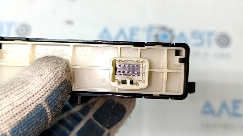 Кнопка TRACK OFF Toyota Prius 50 16-22 под парктроники