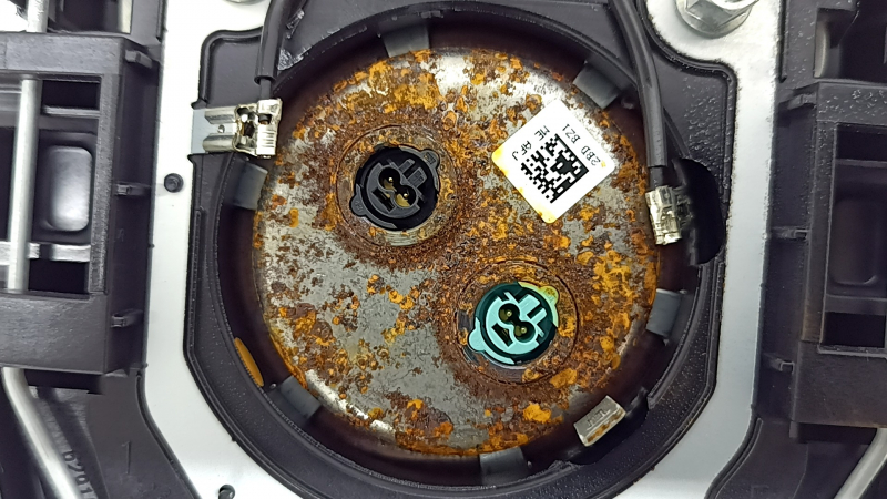 Подушка безопасности airbag в руль водительская Toyota Prius 50 16-22 черная, ржавый пиропатрон