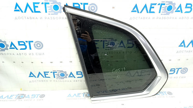 Крупный план маркировки на боковом стекле для BMW X5 2019-2026.