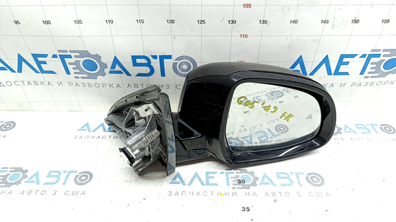 Крупный план задней стороны бокового зеркала для BMW X5, вид крепежа.
