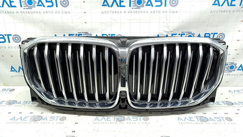 Решетка радиатора grill в сборе BMW X5 G05 19-25 с жалюзи дефлектором радиатора 3.0T с моторчиком, X-LINE, под камеру 360, хром, надломы, трещины, песок