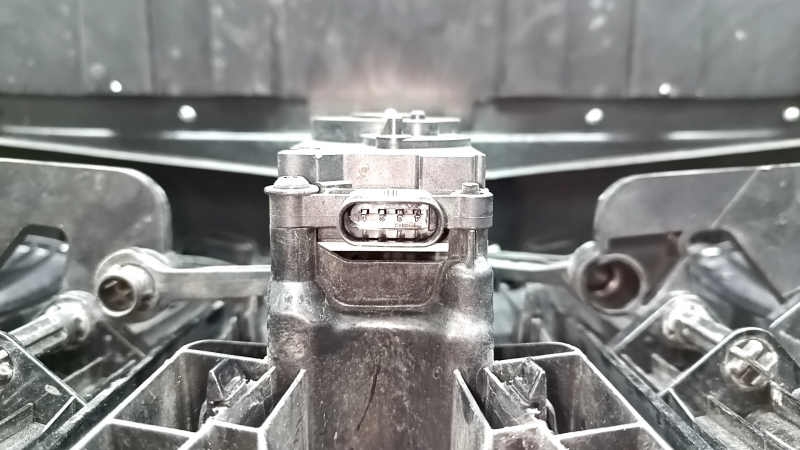 Решетка радиатора grill в сборе BMW X5 G05 19-25 с жалюзи дефлектором радиатора 3.0T с моторчиком, X-LINE, под камеру 360, хром, надломы, трещины, песок