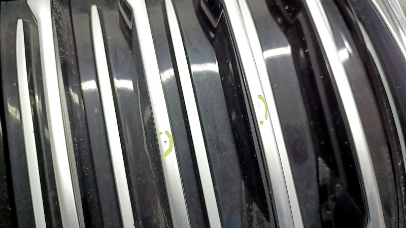 Решетка радиатора grill в сборе BMW X5 G05 19-25 с жалюзи дефлектором радиатора 3.0T с моторчиком, X-LINE, под камеру 360, хром, надломы, трещины, песок