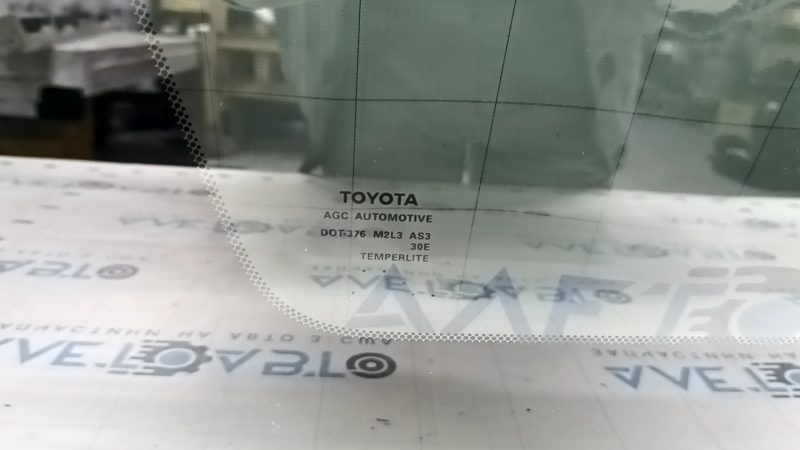 Вид сзади на глухое стекло задней левой форточки Toyota Sienna, отлично сохранилось