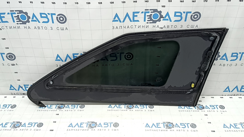 Приближен vue на маркировку стекла Toyota для задней форточки Сиенны 21-26