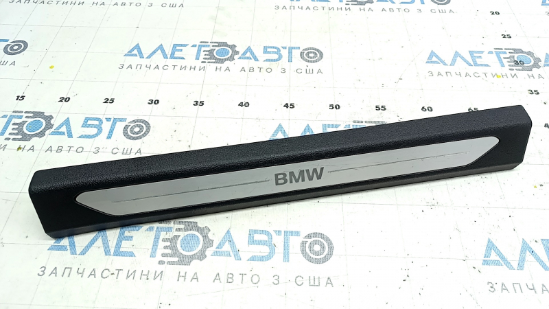 Накладка порога передня права BMW X5 G05 19-26 чорна з хром вставкою BMW, з підсвічуванням, подряпини