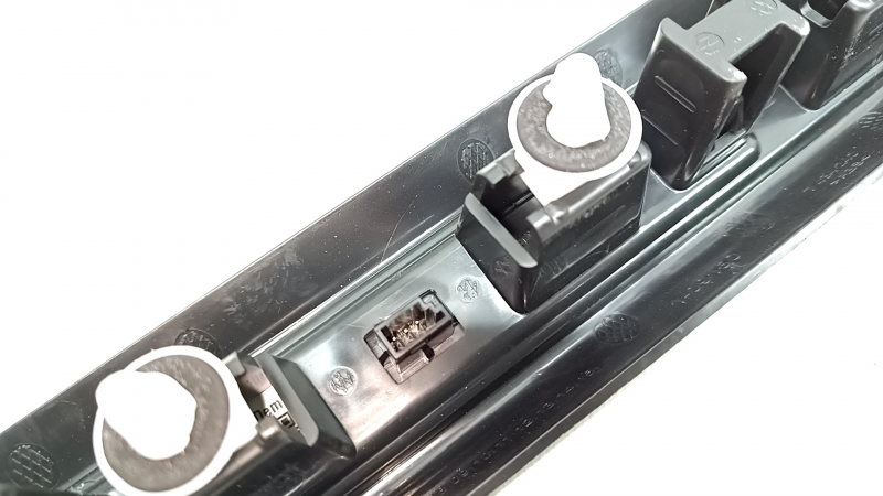 Накладка порога передня права BMW X5 G05 19-26 чорна з хром вставкою BMW, з підсвічуванням, подряпини