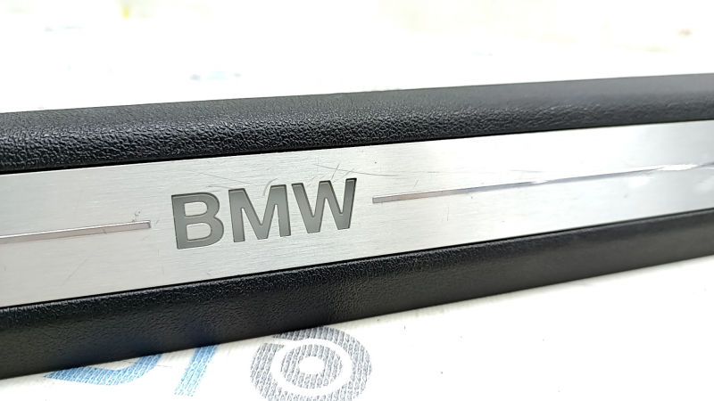 Накладка порога передня права BMW X5 G05 19-26 чорна з хром вставкою BMW, з підсвічуванням, подряпини