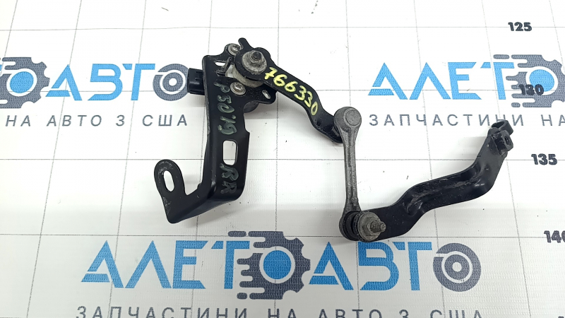 Кронштейн датчика положения кузова задний Toyota Prius 50 16-22 с отмеченными дефектами.