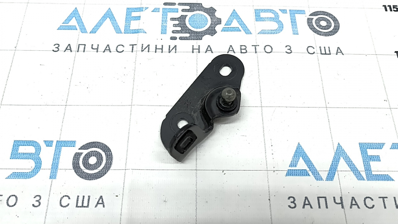Кронштейн амортизатор двери багажника правый Toyota Sienna 22-26 на двери под электро