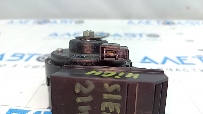 Сигнал high Toyota Sienna 21-26 с кронштейном