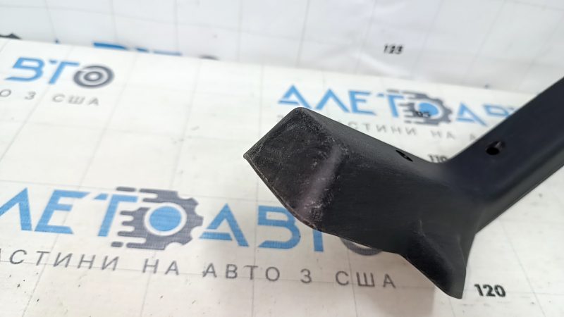 Накладка петли крышки багажника правая Lexus IS200 IS300 99-05 черная, царапины