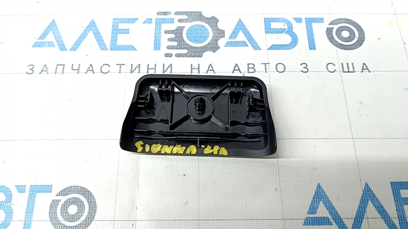 Накладка наружней направляющей правого сидения 2-го ряда передняя Toyota Sienna 21-26 черная