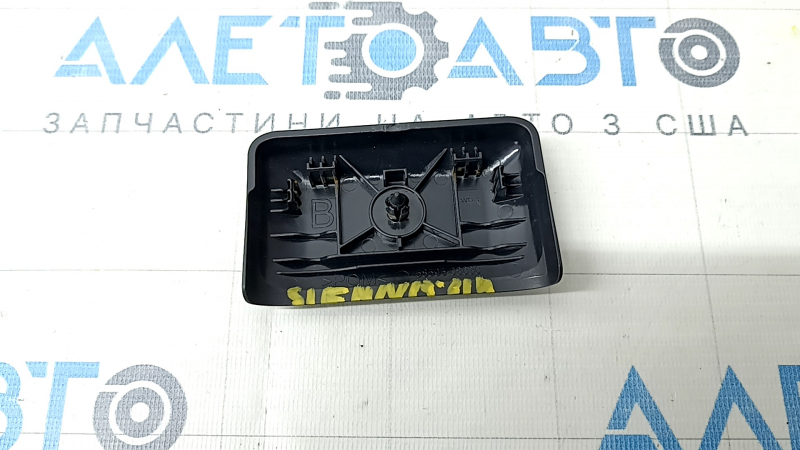Накладка наружней направляющей правого сидения 2-го ряда задняя Toyota Sienna 21-26 черная
