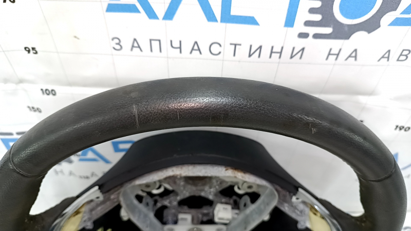 Общий вид рулевого колеса Nissan Pathfinder, заметны производственные элементы, подогрев и следы износа.