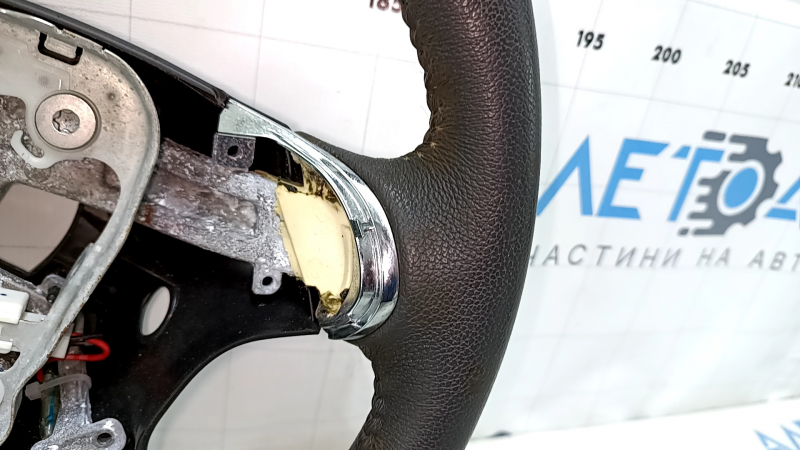 Фронтальный ракурс рулевого колеса Nissan, видно артикул R52, состояние кожаной отделки требует внимания.