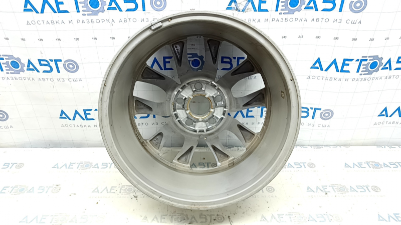 Крупный план маркировки диска R17 x 7J для Toyota Sienna.