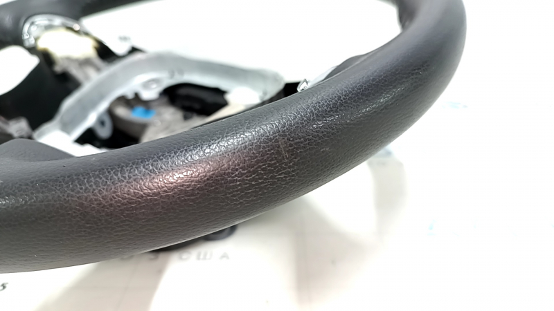 Задняя сторона рулевого колеса Nissan Murano, функциональность креплений сохранена.