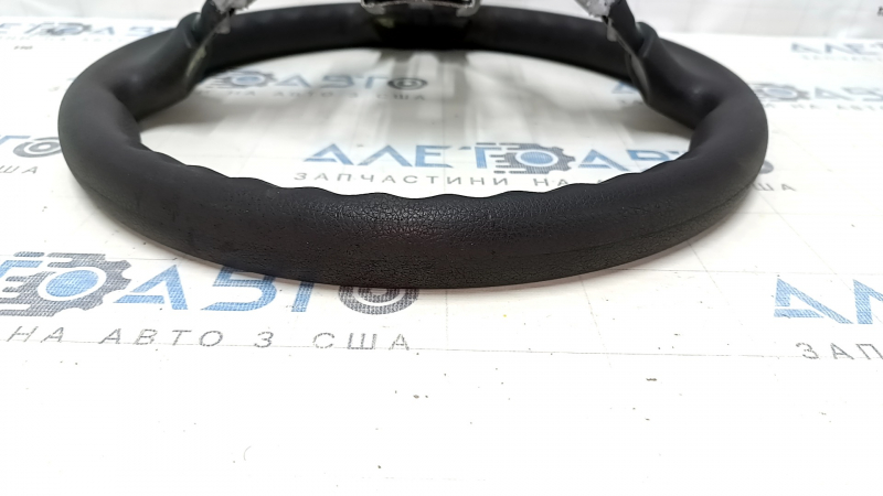 Общий вид руля Nissan Versa 12-19, заметны потертости и царапины.