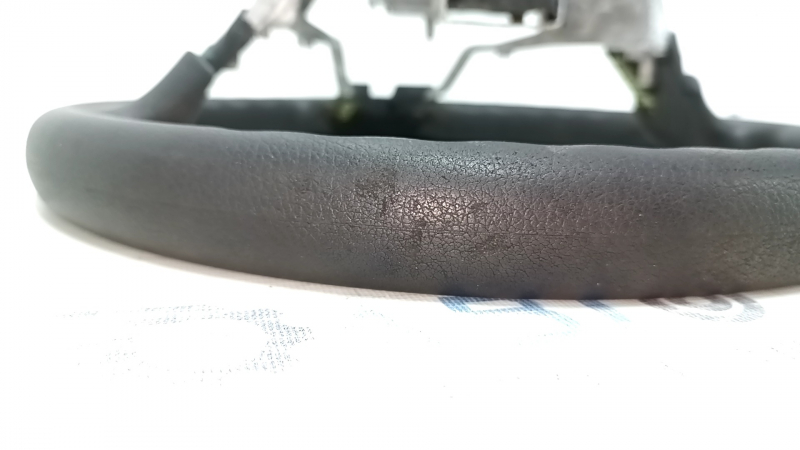 Спереди рулевое колесо для Nissan Versa, видно отсутствие накладки.