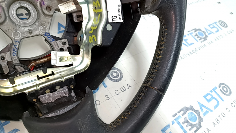 Руль голый Nissan Leaf 13-17 кожа черный с подогревом, трещины, затерт, царапины, под чистку