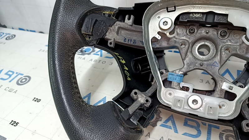 Рулевое колесо Nissan Pathfinder 13-16, видно заднюю часть детали.
