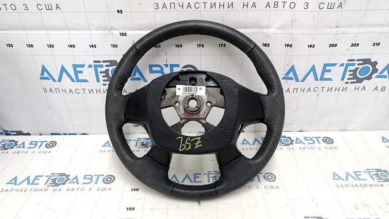 Детальный вид на внутреннюю часть рулевого колеса для Nissan Murano, повреждены крепления.