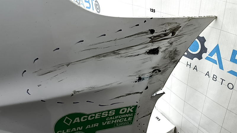 Деталь заднего бампера с явно выраженными повреждениями для Ford Fusion 2013-2020