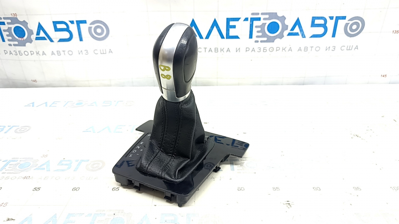Ручка КПП с накладкой шифтера VW Passat b8 16-18 USA кожа черная, глянцевая накладка, тип 2, потертости и царапины