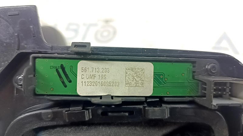 Ручка КПП с накладкой шифтера VW Passat b8 16-18 USA кожа черная, глянцевая накладка, тип 2, потертости и царапины