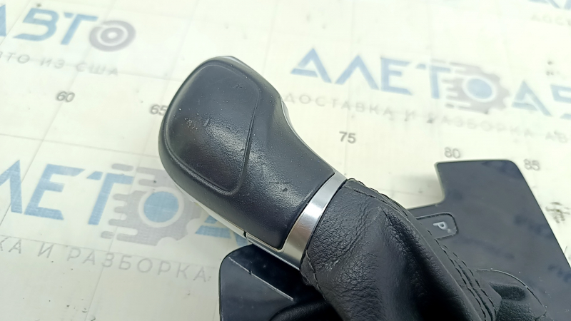 Ручка КПП с накладкой шифтера VW Passat b8 16-18 USA кожа черная, глянцевая накладка, тип 2, потертости и царапины
