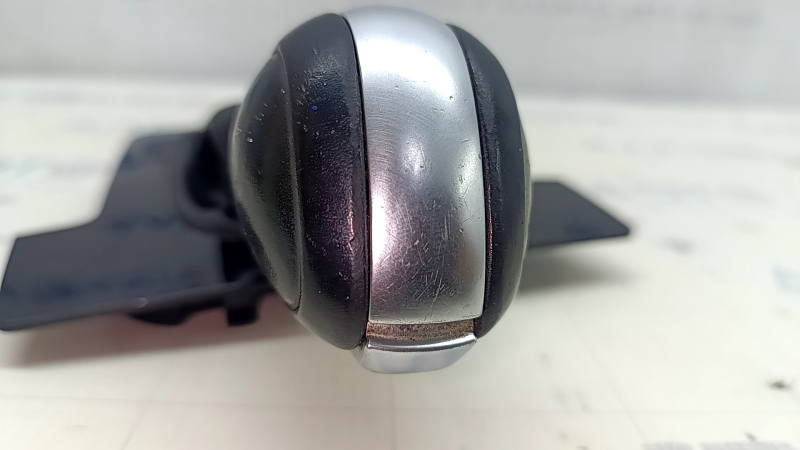 Ручка КПП с накладкой шифтера VW Passat b8 16-18 USA кожа черная, глянцевая накладка, тип 2, потертости и царапины