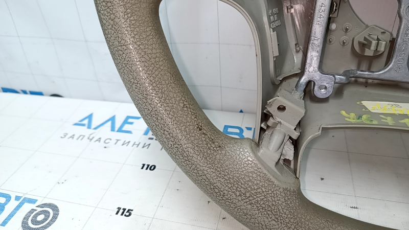 Общий вид рулевого колеса Toyota Sienna 11-16, заметны следы эксплуатации