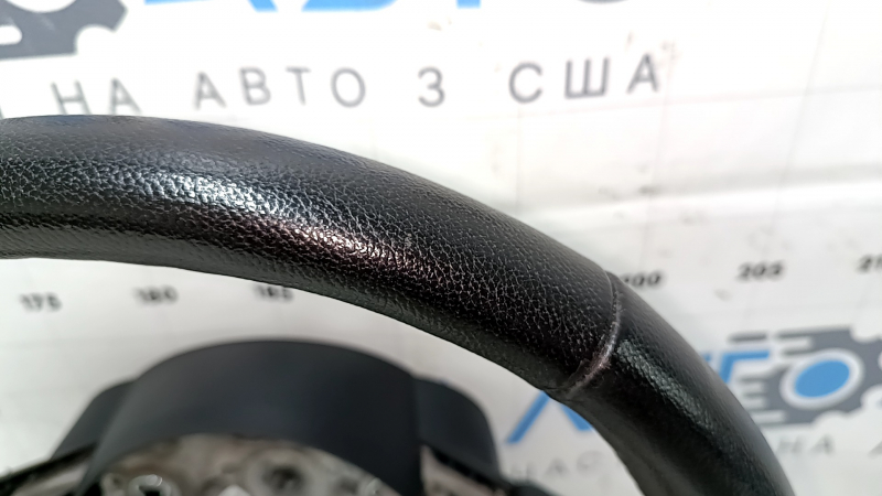 Дефекты на руле Ford Mustang 2015-2023, вид с угла, заметна небольшая потертость на коже.