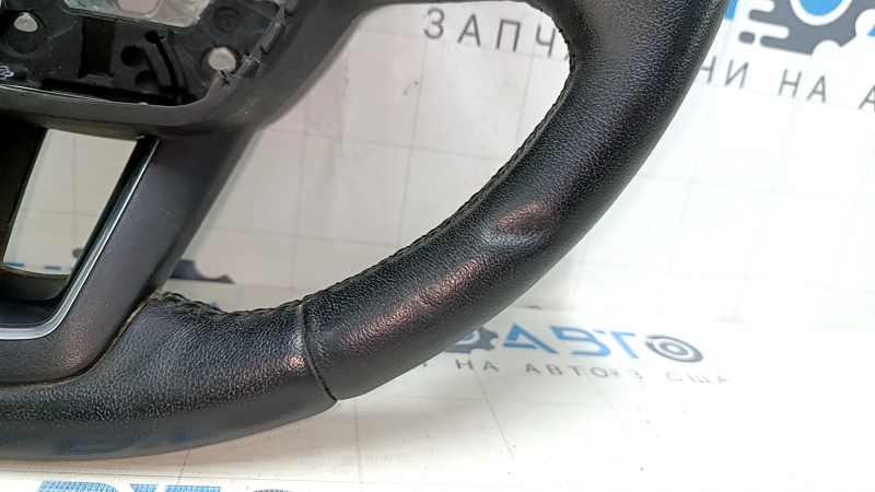 Крупный план руля Ford Ecosport, видимые вмятины и следы износа