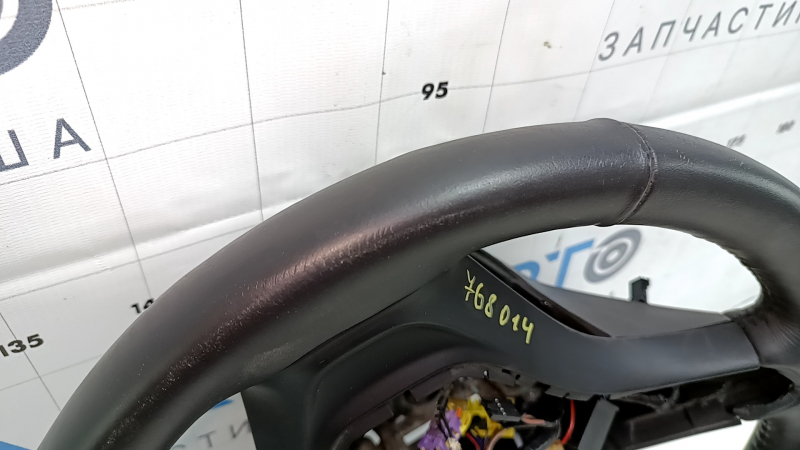 Рулевое колесо Chevrolet Volt 2016–2019, второй ракурс спереди