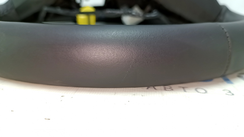 Рулевое колесо Chevrolet Volt 2016-2019 с задней стороны, без накладки.