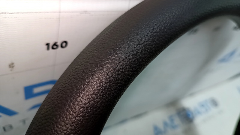 Общий ракурс руля для Honda Accord, все компоненты целы, высокое качество отделки.