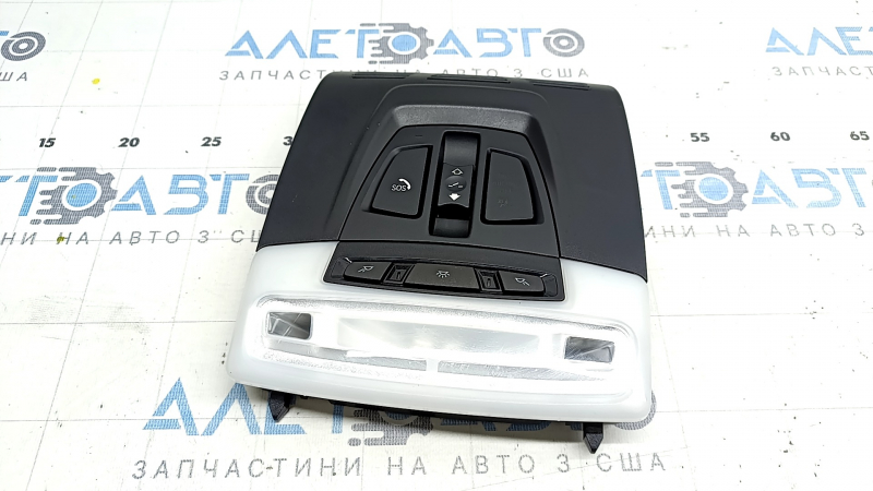Крупный план плафона освещения для BMW X1 F48 2016-2022, показывает соединительные элементы.