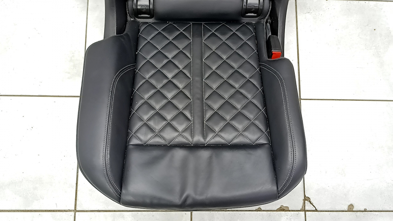 Сиденье заднего ряда Audi Q5 2018-2024 с черной кожей, ракурс спереди.