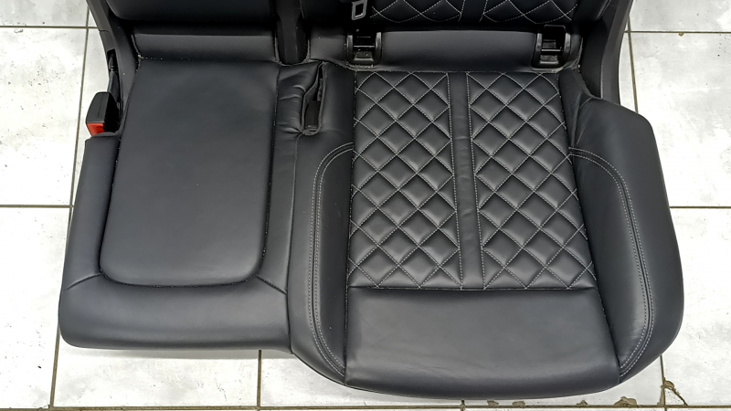 Вид на обивку сидения Audi Q5 с серой строчкой, Б/У в хорошем состоянии