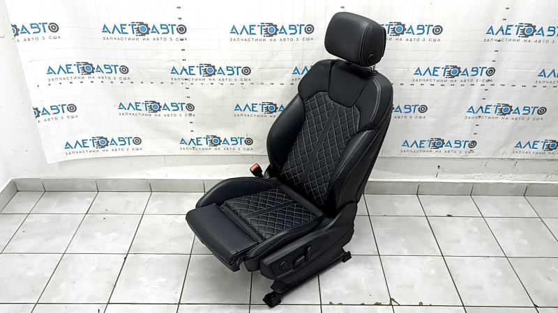 Водительское сидение Audi Q5 80A 18-20 с airbag, электрическое, подогрев, кожа черная с серой строчкой, Sport, S-Line, царапины