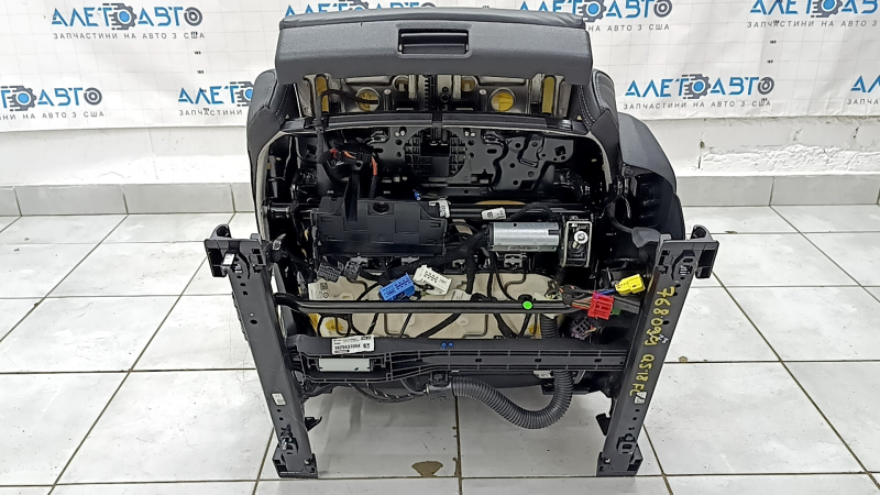 Водительское сидение Audi Q5 80A 18-20 с airbag, электрическое, подогрев, кожа черная с серой строчкой, Sport, S-Line, царапины