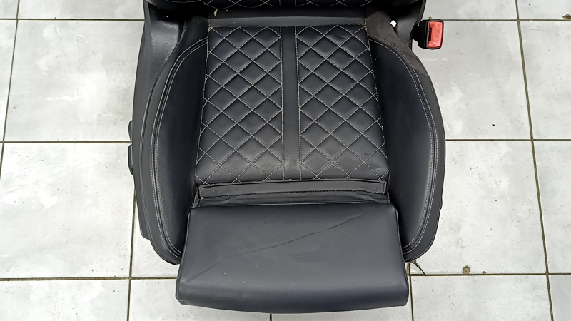 Пассажирское сидение Audi Q5 80A 18-20 с airbag, электрическое, подогрев, кожа черная с серой строчкой, Sport, S-Line, дефект кожи