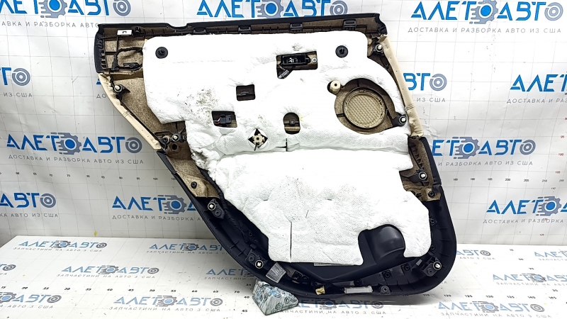 Деталь обшивки с ручкой двери BMW X1 F48, кожа Dakota, заметные следы эксплуатации