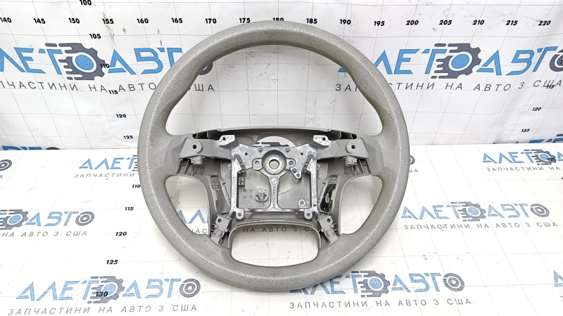 Рулевое колесо Toyota Sienna 2010-2020, вид спереди, с легкими потертостями.