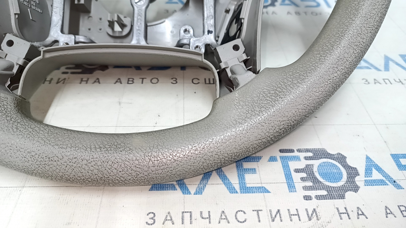 Крупный план верхней части руля Toyota Sienna 2010-2020, показаны следы использования.